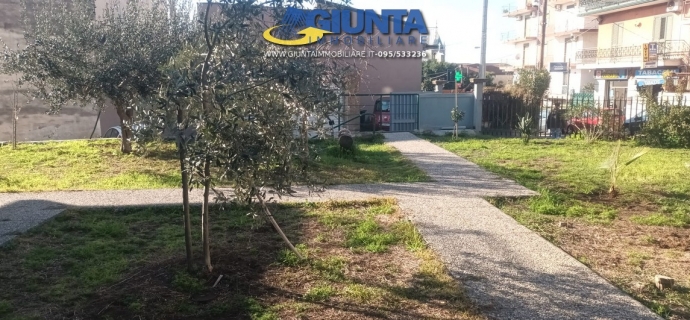 Zona San Giovanni la Punta/Trappeto deposito 200 mq con spazio esterno