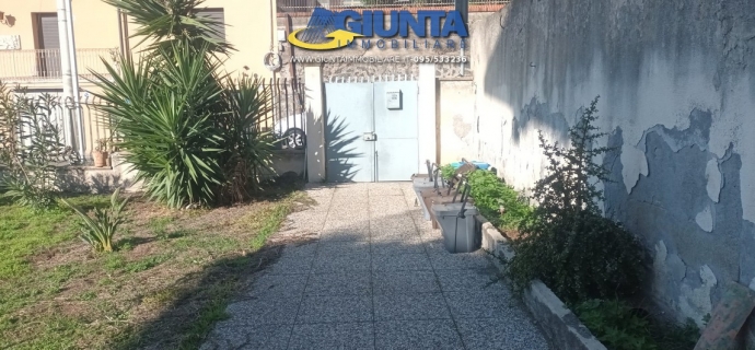 Zona San Giovanni la Punta/Trappeto deposito 200 mq con spazio esterno