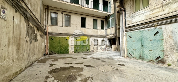 Zona D'Annunzio, 6 vani + garage da ristrutturare