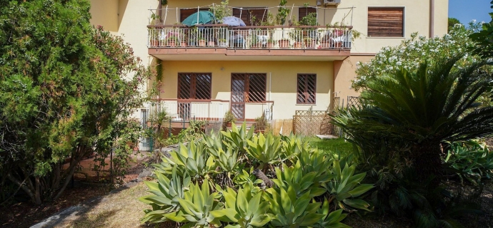 AciTrezza / Eden Riviera  in residence 5 vani +giardino+ posto auto coperto